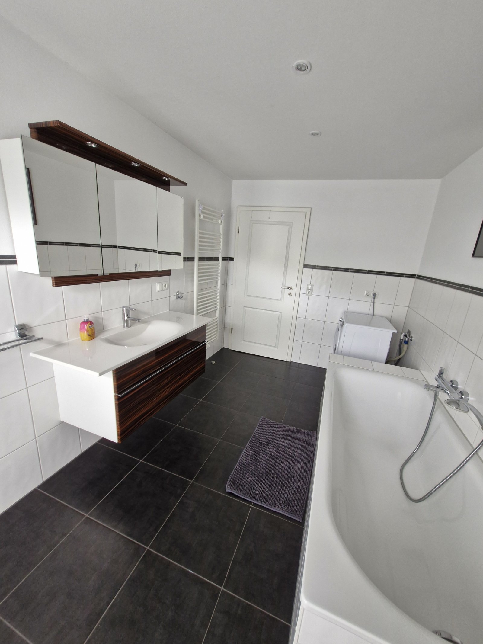 Bad 1 (mit Badewanne) Bad 1