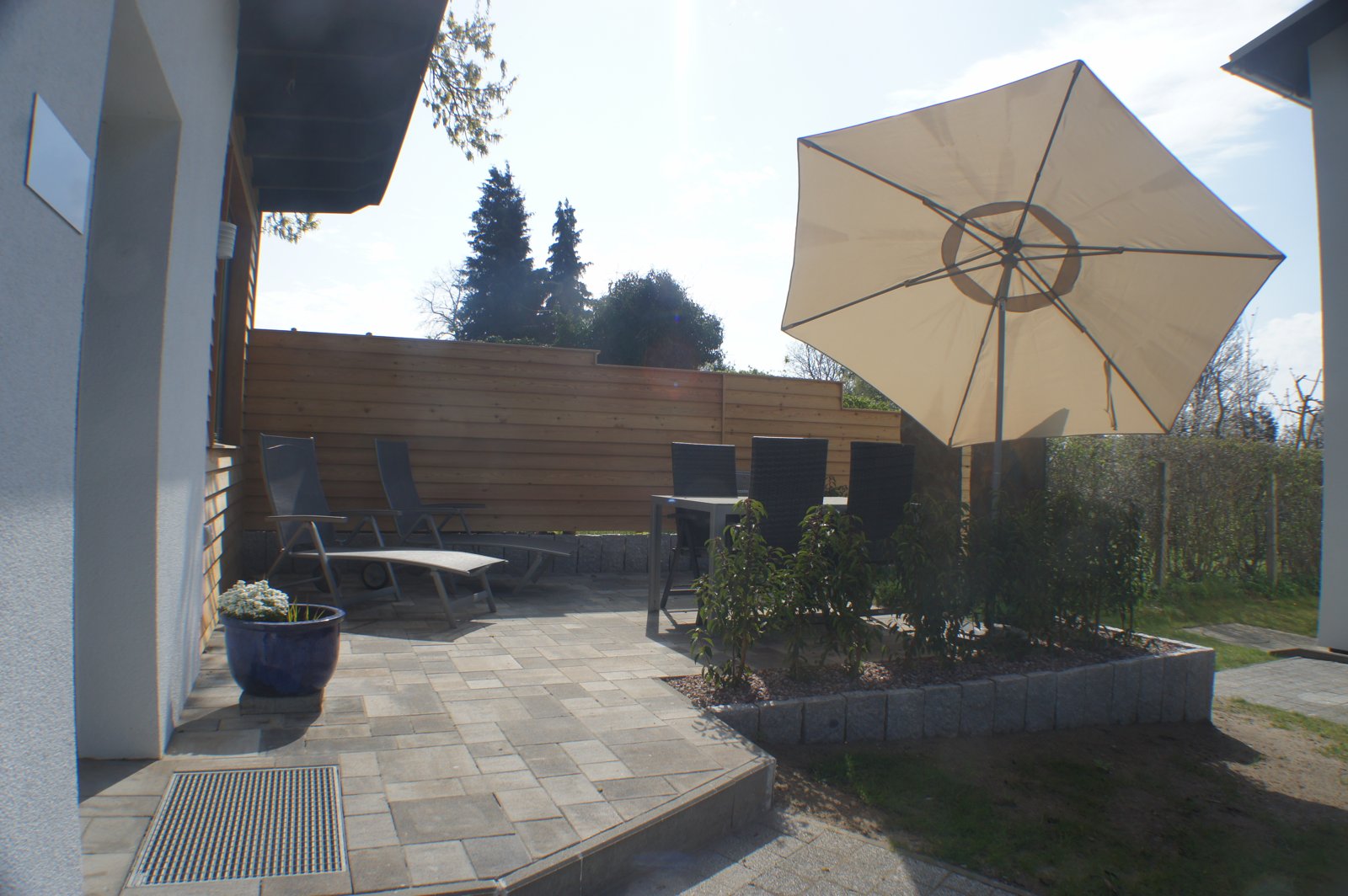 Garten mit Sitzecke und Sonnenschirm Garten mit Sitzecke und Sonnenschirm