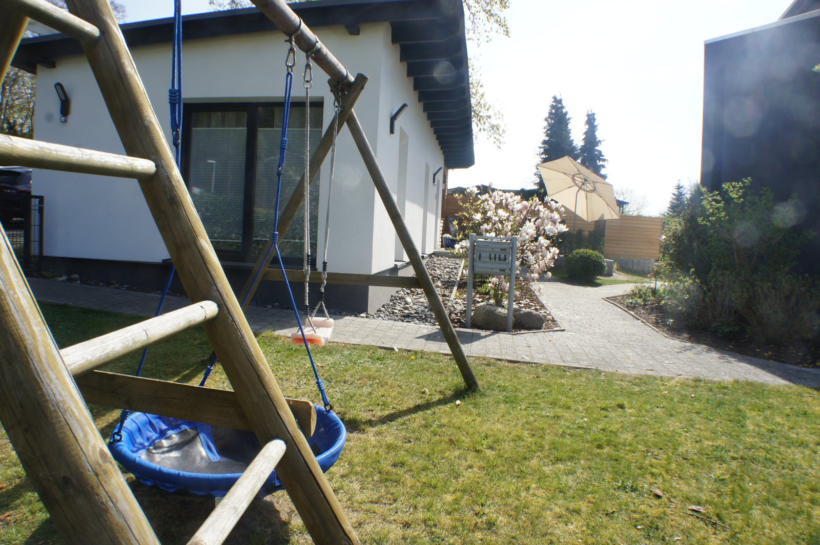 Garten mit Klettergerüst und Schaukeln Garten mit Klettergerüst und Schaukeln