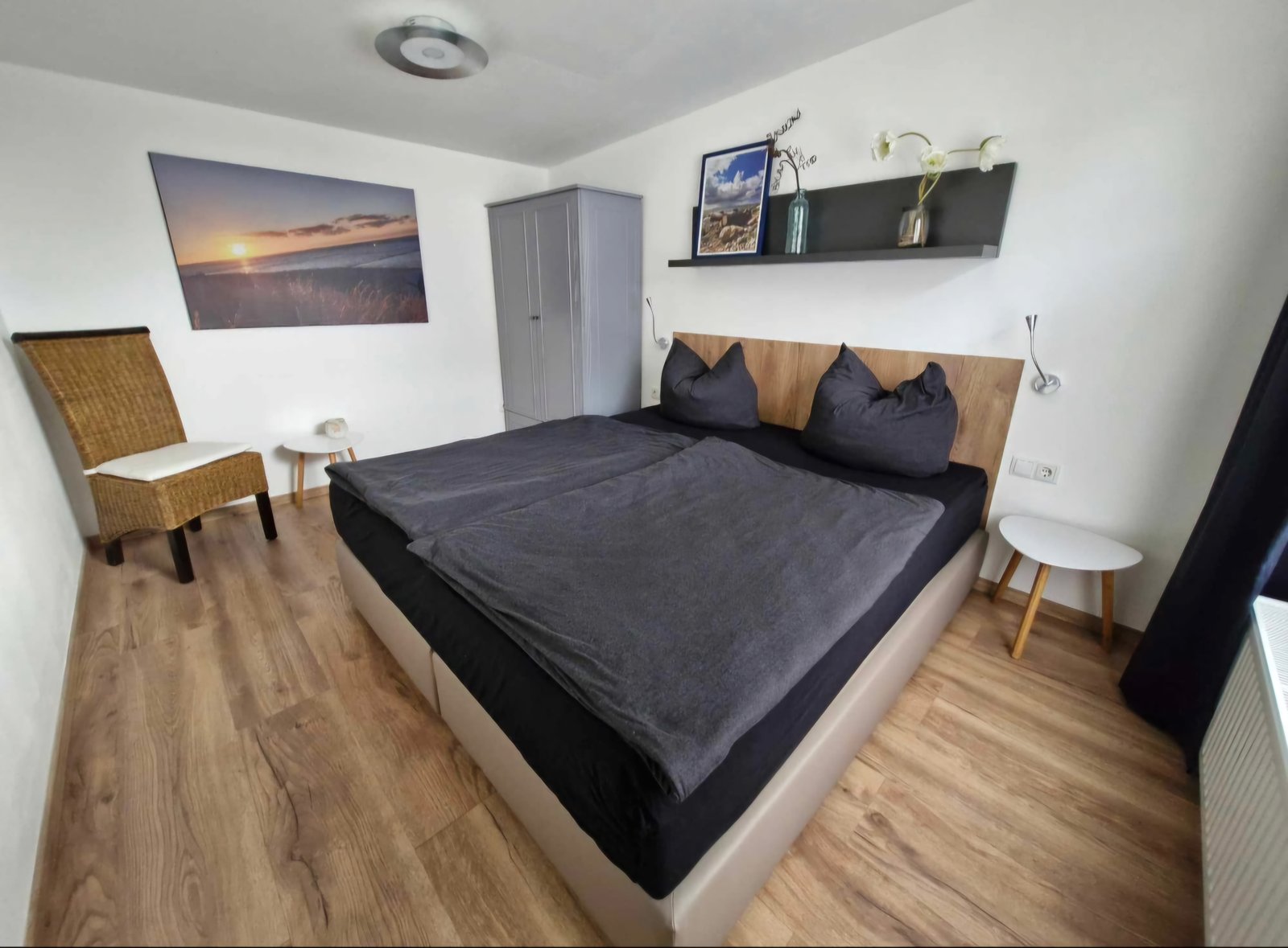 Schlafzimmer mit komfortablem Boxspringbett Schlafzimmer mit komfortablem Boxspringbett