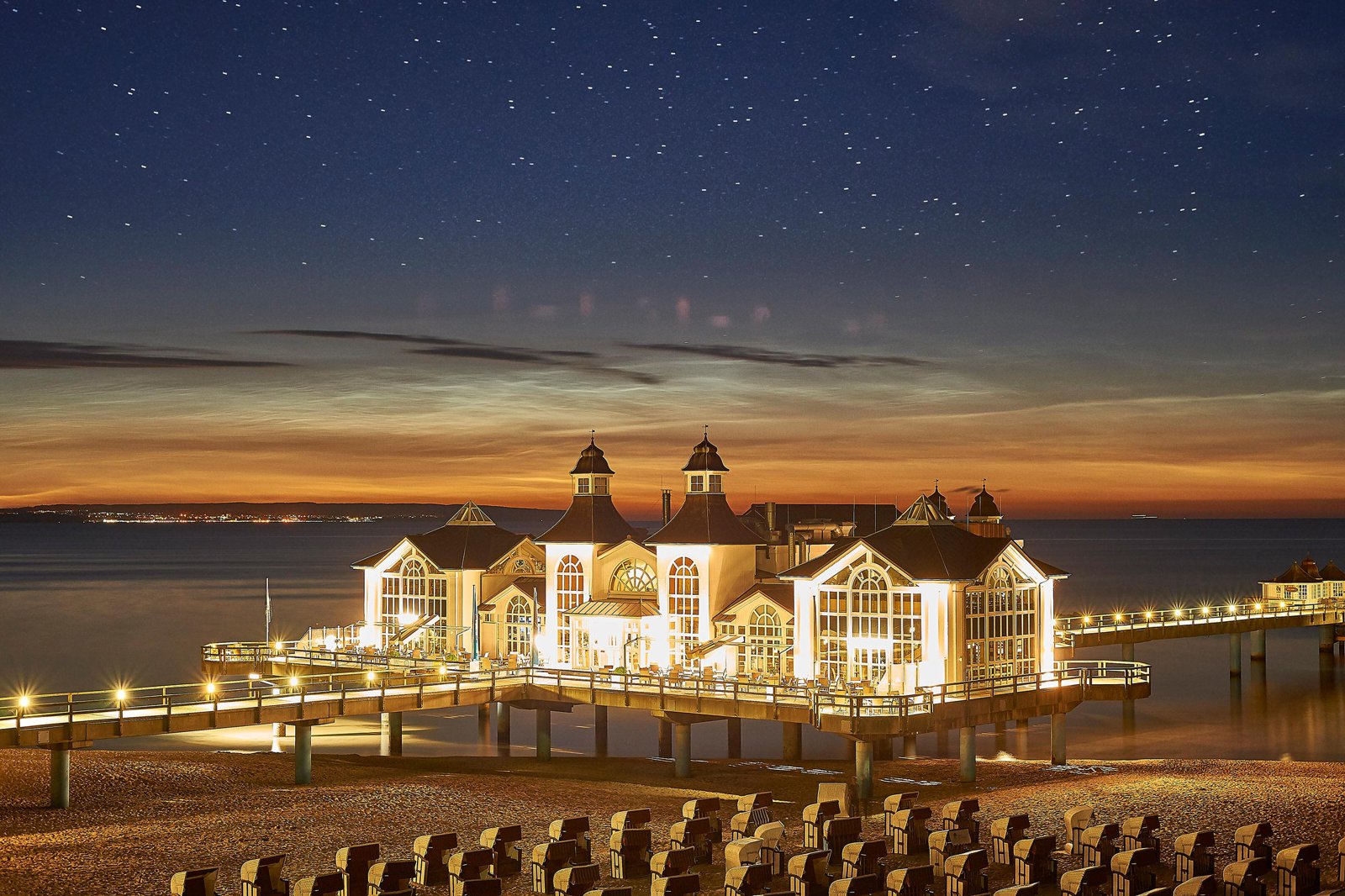 Beleuchtete Seebrücke von Sellin am Abend